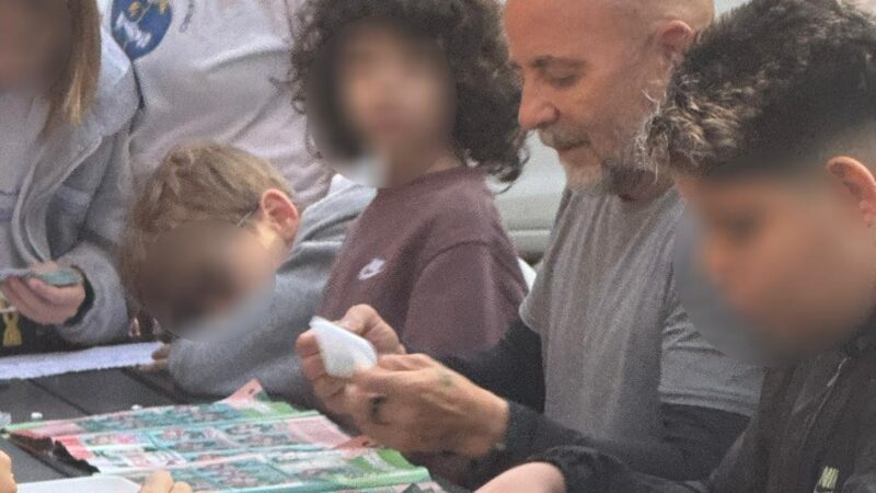 Sem clube, Sampaoli aparece em roda de troca de figurinhas no Rio