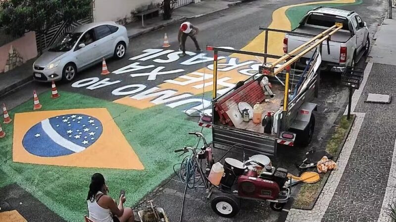 Pintor de sinalização de trânsito faz sucesso com vizinhos ao colorir rua para a Copa em Uberlândia
