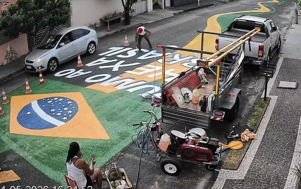 Pintor de sinalização de trânsito faz sucesso com vizinhos ao colorir rua para a Copa em Uberlândia