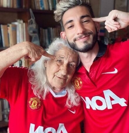 Bruno Fernandes chora com vídeo de idosa com sua figurinha da Copa: “Muito obrigado”