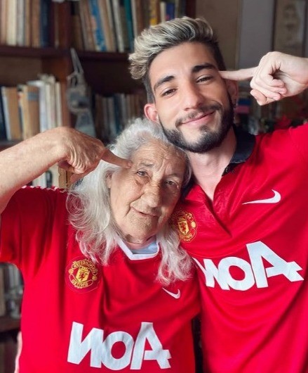 Bruno Fernandes chora com vídeo de idosa com sua figurinha da Copa: “Muito obrigado”