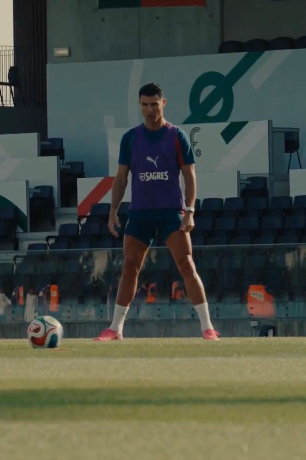 Cristiano Ronaldo mostra pontaria afiada em cobranças de faltas durante treino de Portugal; vídeo