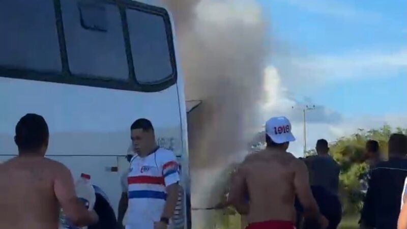 Ônibus com torcedores do Fortaleza pega fogo em viagem para final do Nordestão