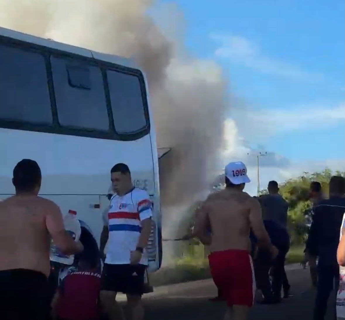 Ônibus com torcedores do Fortaleza pega fogo em viagem para final do Nordestão