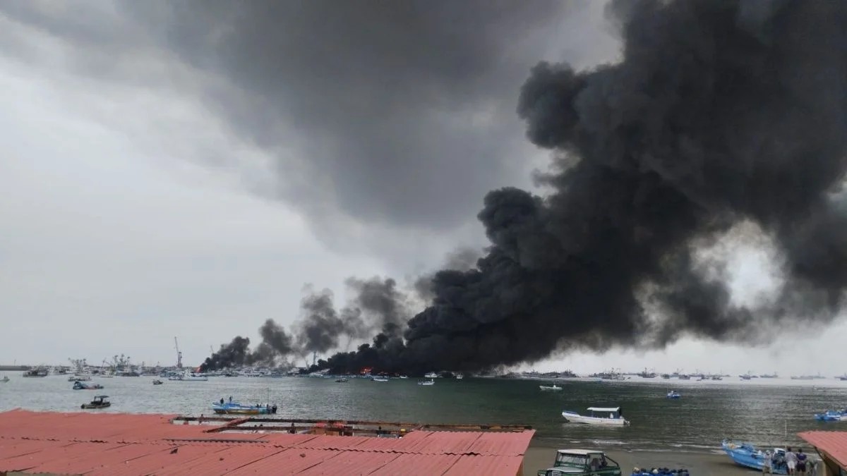 Incêndio no porto de Manta, no Equador, atinge pelo menos 15 barcos pesqueiros