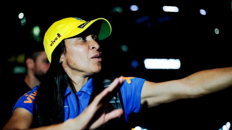 Com Marta “regendo” orquestra, seleção feminina chega a Fortaleza para amistoso com EUA