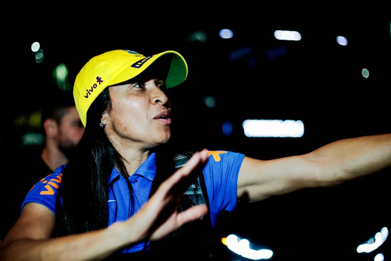 Com Marta “regendo” orquestra, seleção feminina chega a Fortaleza para amistoso com EUA