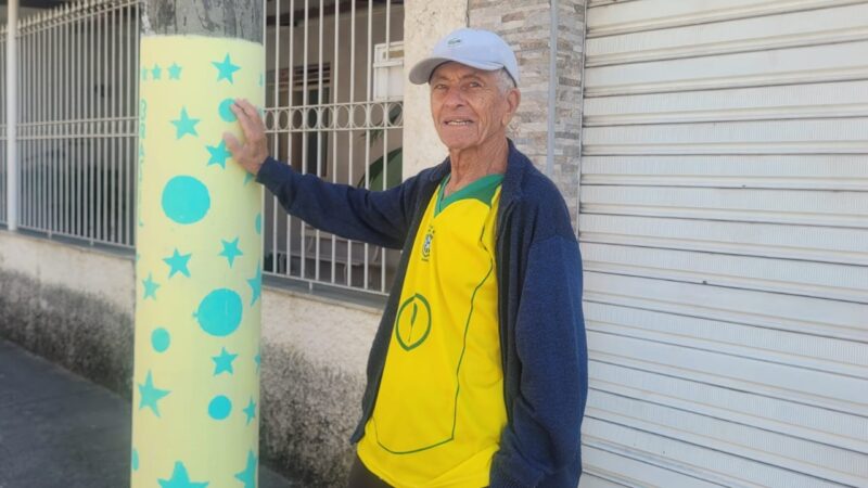 Torcedor de 96 anos mostra amor pela Seleção com arte em postes e quer desenhar sexta estrela