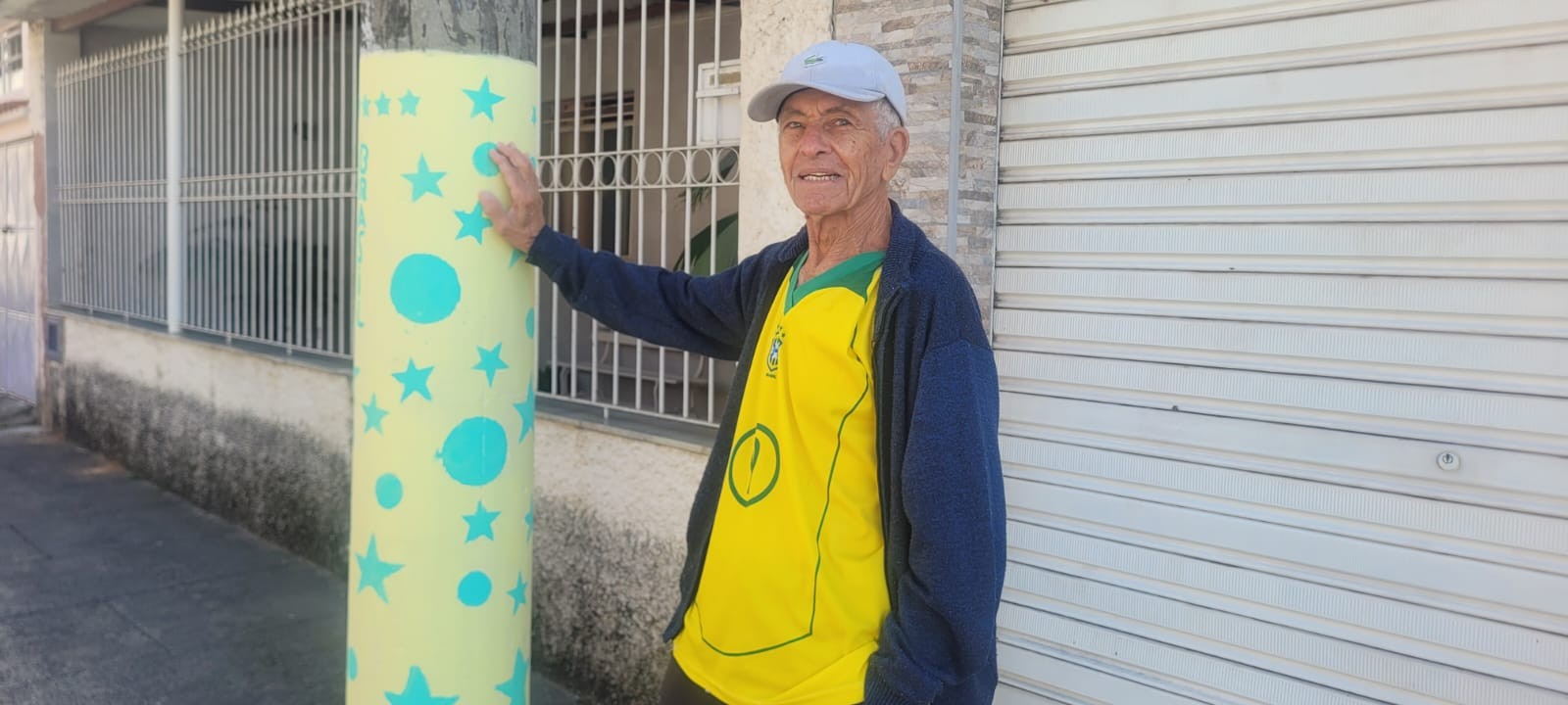Torcedor de 96 anos mostra amor pela Seleção com arte em postes e quer desenhar sexta estrela