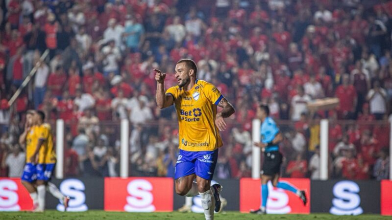 Willian Formiga, do Vila Nova, sai de campo de ambulância após choque de cabeça; vídeo