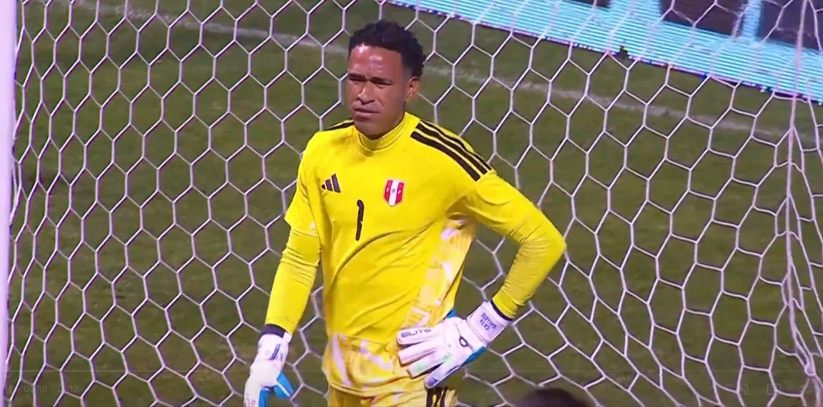 De mão? Goleiro do Peru faz gol contra em amistoso diante da Espanha; assista
