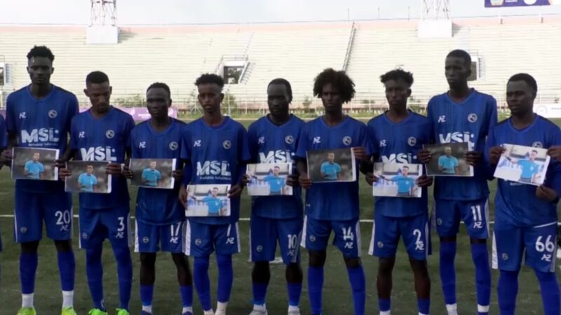Árbitro impedido de apitar a Copa do Mundo é homenageado em jogo na Somália; veja