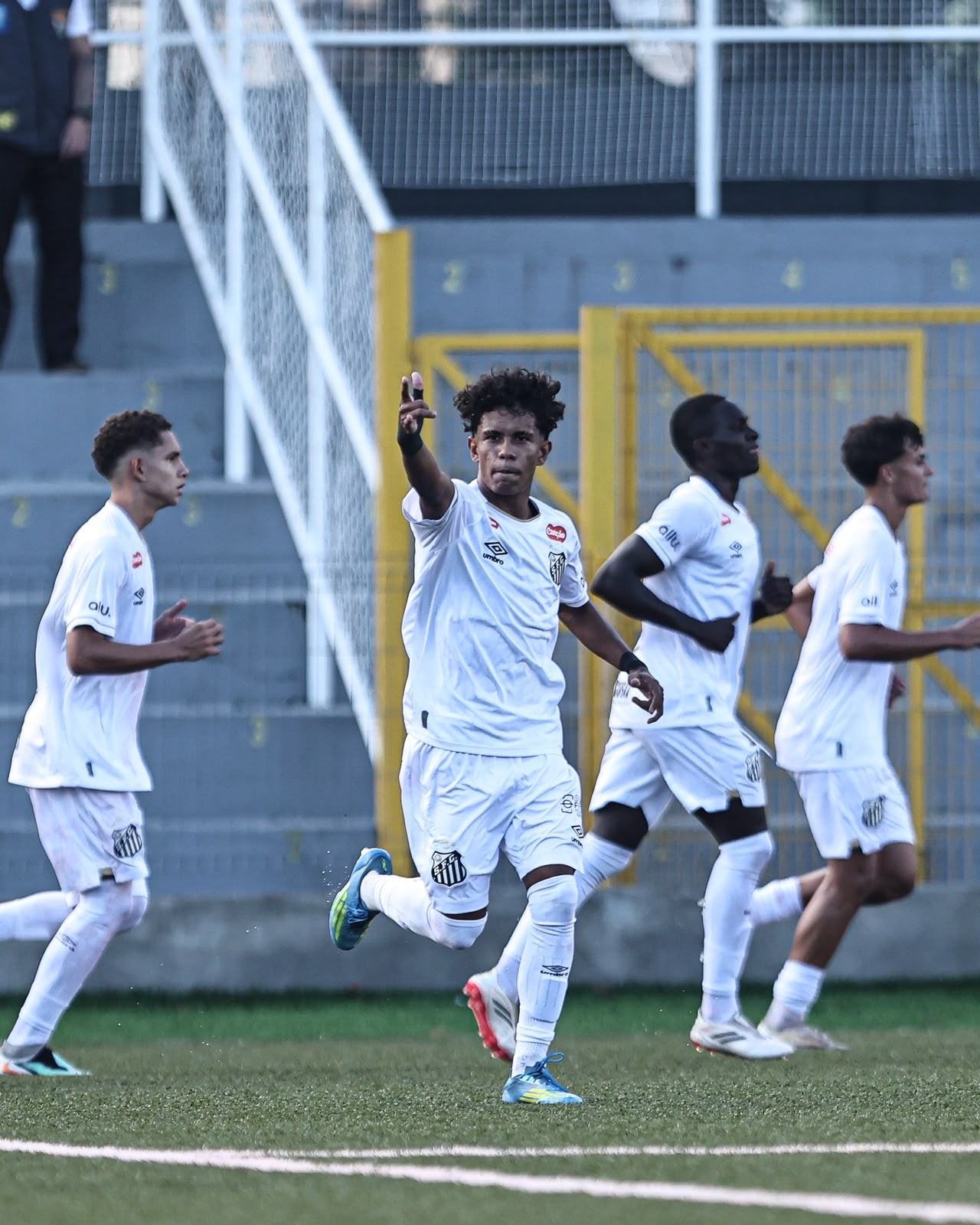 Joia da base do Santos fala sobre ida para sub-17 antes de clássico pelo Brasileiro sub-20: “Ganhar minutos”