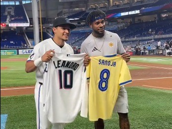 Seleção de Curaçao vai a jogo de beisebol e presenteia time nos EUA com camisa que virou febre