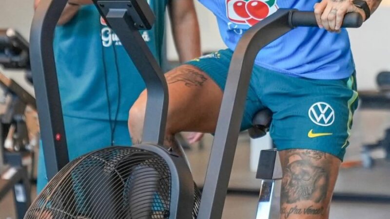 Neymar posta fotos na academia em treino da seleção brasileira