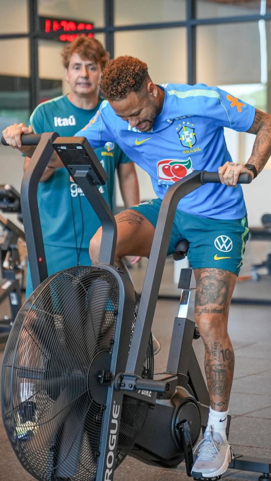 Neymar posta fotos na academia em treino da seleção brasileira