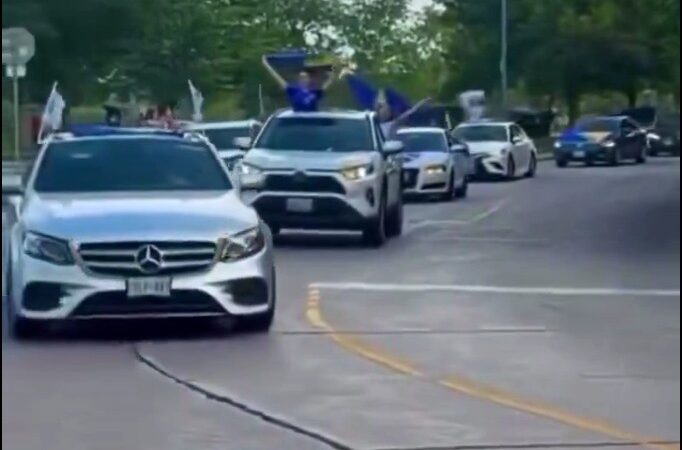 Torcedores da Bósnia fazem carreata nas ruas de Toronto antes de estreia na Copa; vídeo