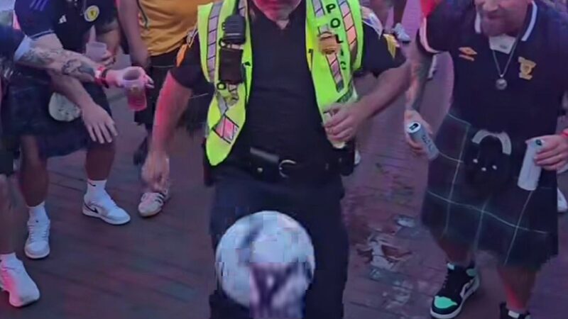 Policial faz embaixadinhas e anima torcedores na Fan Fest de Boston; vídeo