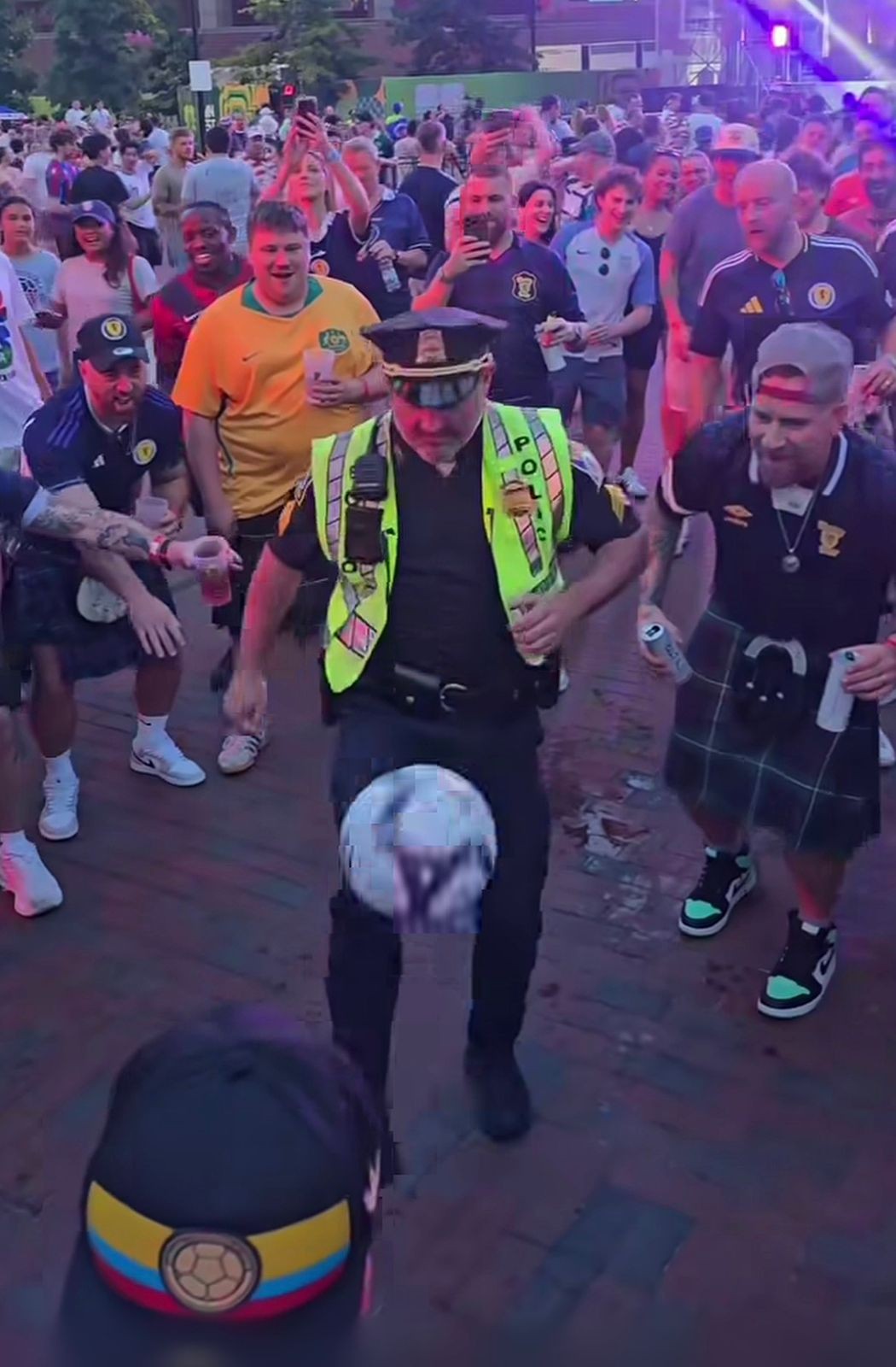 Policial faz embaixadinhas e anima torcedores na Fan Fest de Boston; vídeo