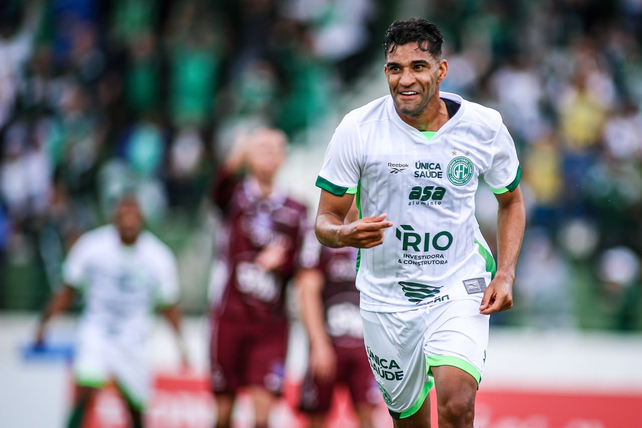 Isaque atribui boa fase no Guarani a mudança de posição com Elio Sizenando: “Me encontrei”