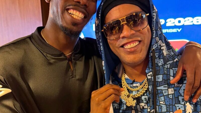 Ronaldinho Gaúcho esbanja estilo, atrai multidão e é tietado por Pogba em estreia do Brasil na Copa