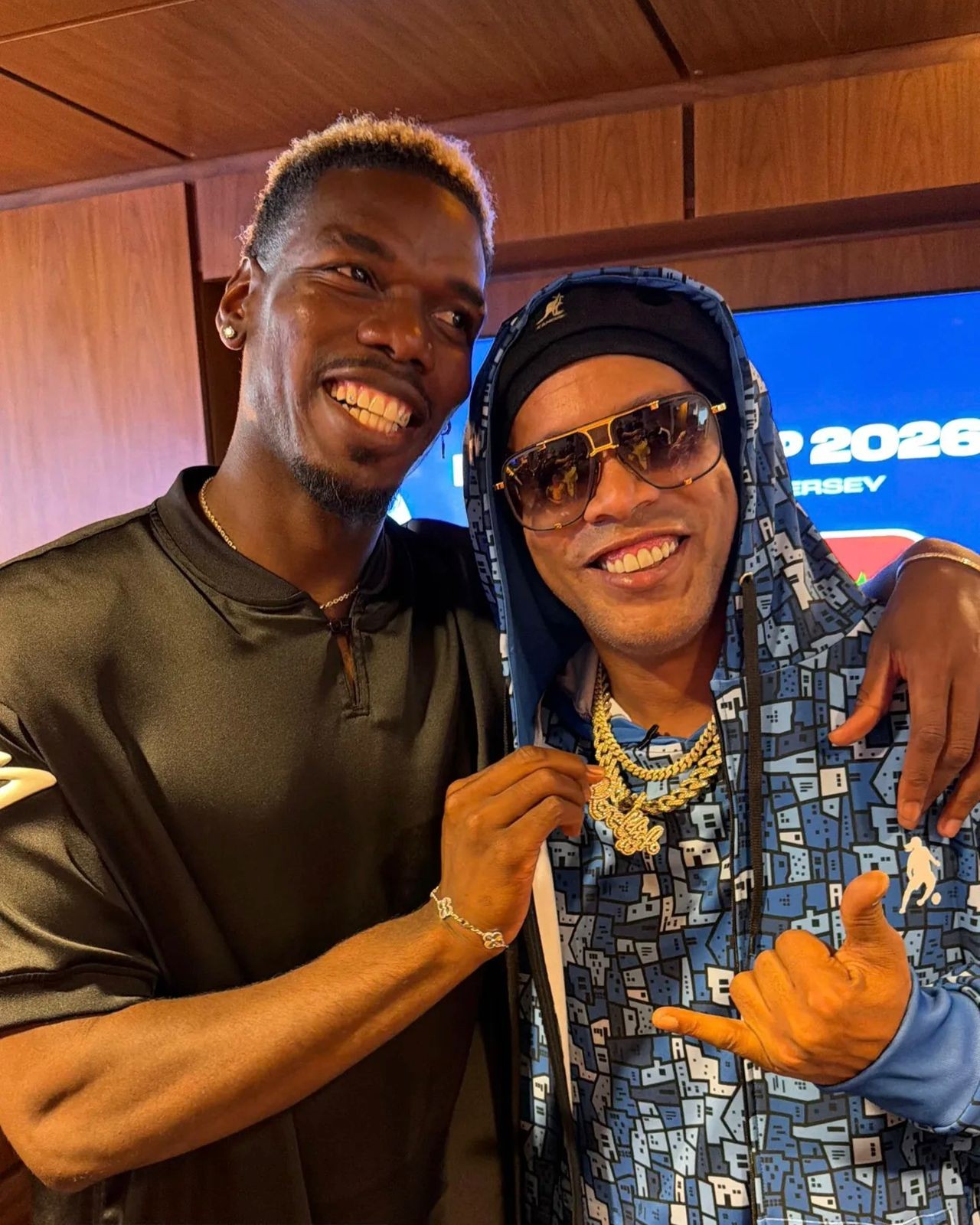 Ronaldinho Gaúcho esbanja estilo, atrai multidão e é tietado por Pogba em estreia do Brasil na Copa