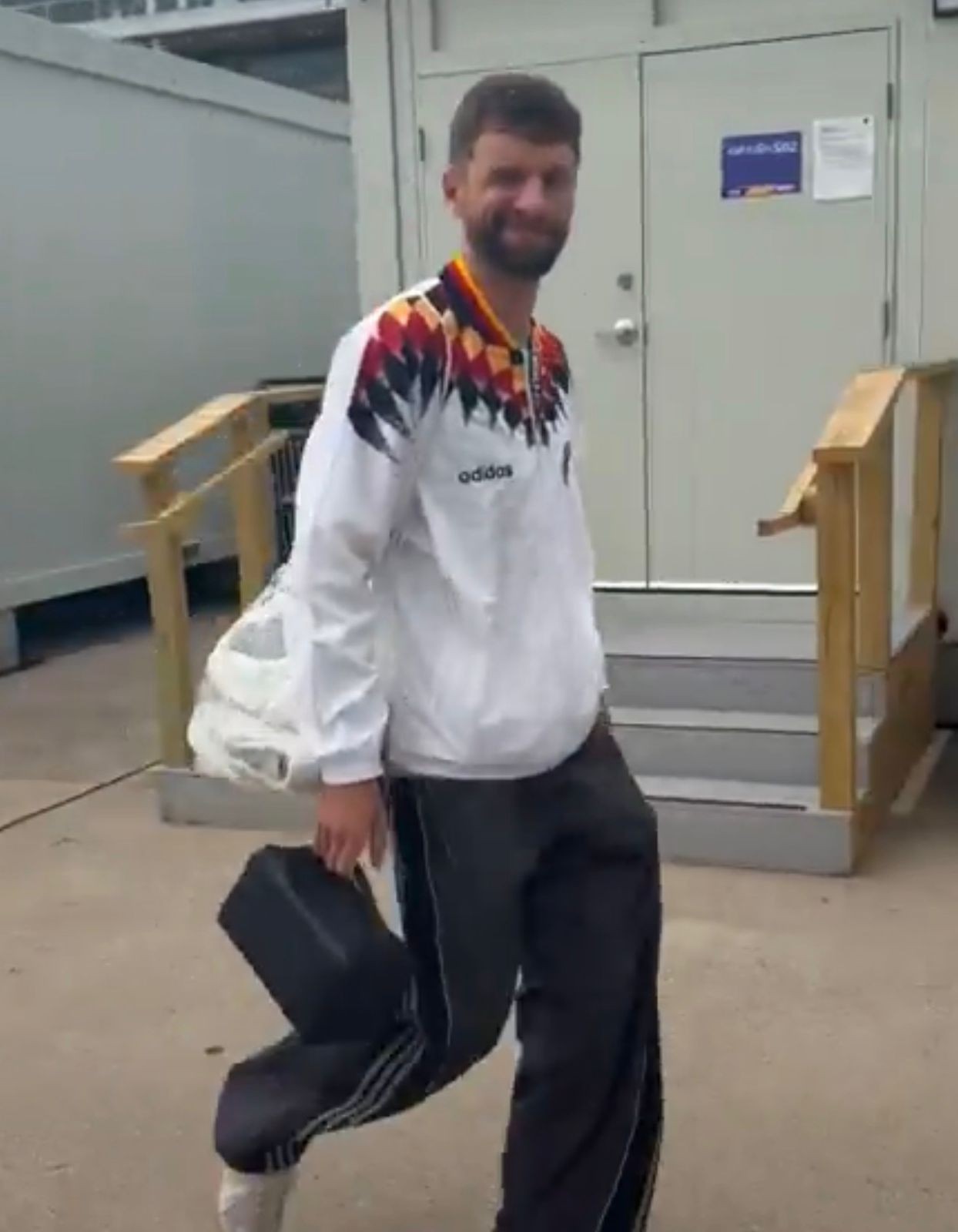 Campeão em 2014 com a Alemanha, Thomas Müller mostra rotina como comentarista na Copa