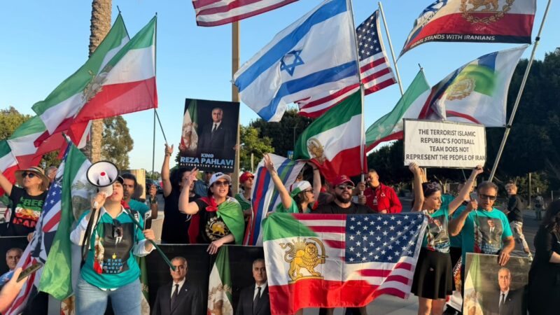 Iranianos dos Estados Unidos vão ao CT e protestam no primeiro treino da seleção no país