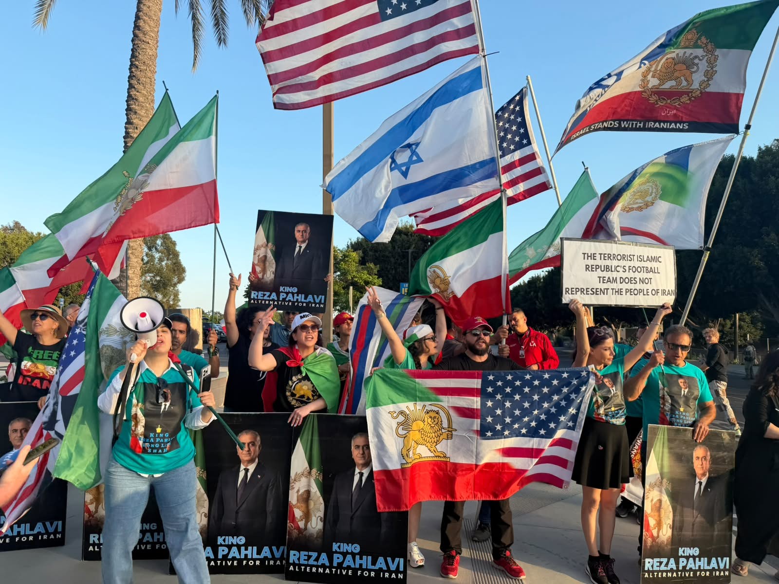 Iranianos dos Estados Unidos vão ao CT e protestam no primeiro treino da seleção no país
