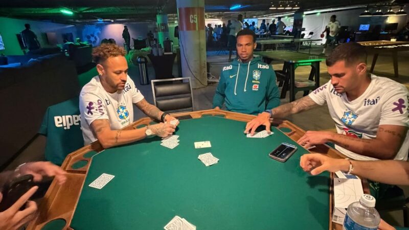 Vini Jr posta foto jogando cartas com Neymar e outros jogadores em concentração da Seleção; veja