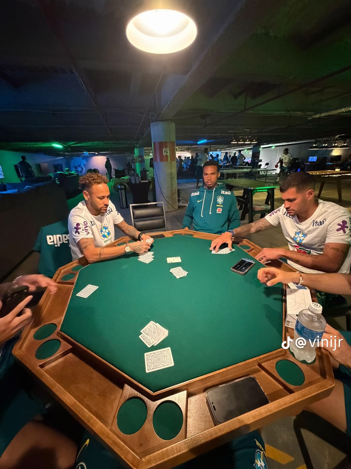 Vini Jr posta foto jogando cartas com Neymar e outros jogadores em concentração da Seleção; veja
