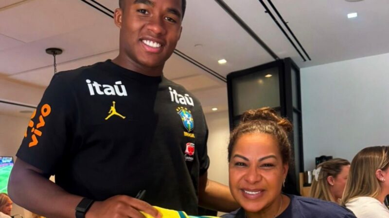 Bastidores da Seleção têm crianças em treino aberto à família e mãe de Endrick tietando jogadores
