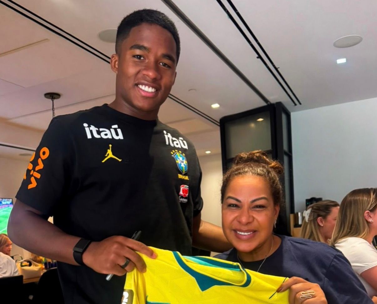 Bastidores da Seleção têm crianças em treino aberto à família e mãe de Endrick tietando jogadores