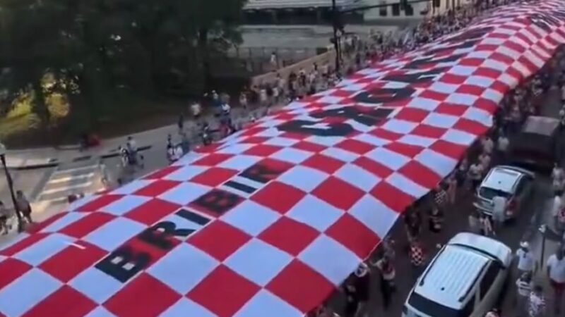 Torcida da Croácia invade ruas de Dallas com bandeira gigante antes da partida conta a Inglaterra