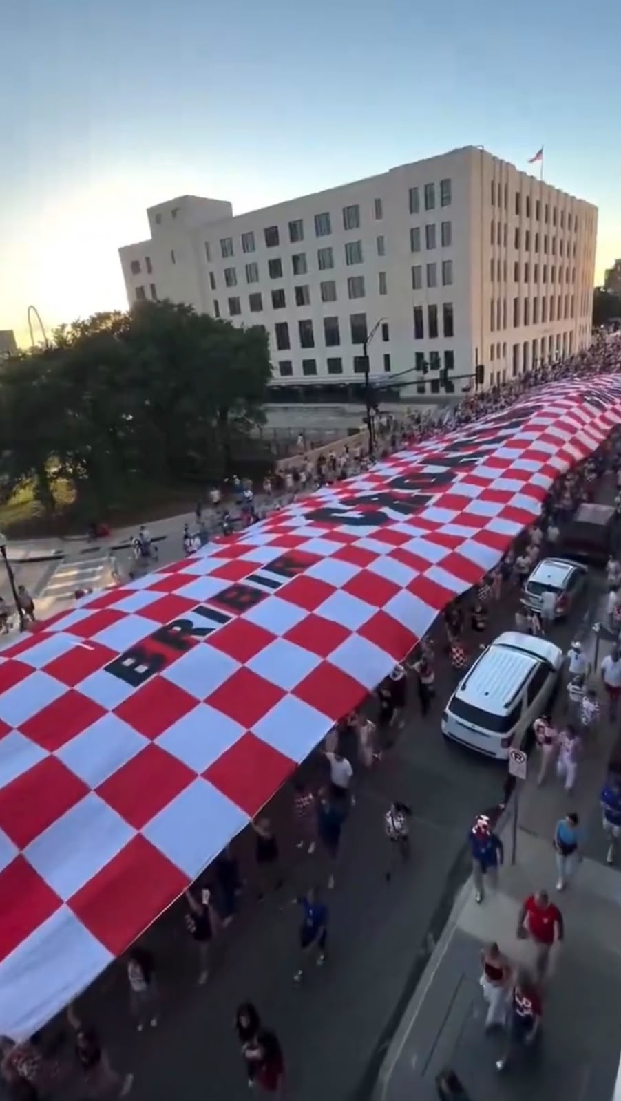 Torcida da Croácia invade ruas de Dallas com bandeira gigante antes da partida conta a Inglaterra