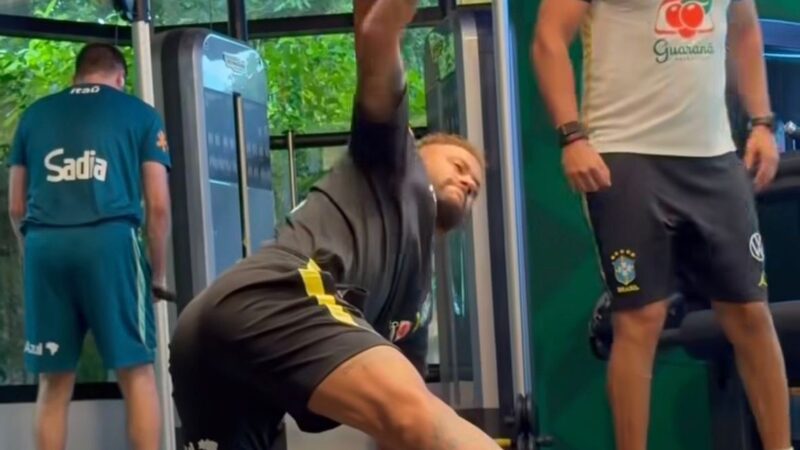 Neymar treina em dois períodos de olho em volta à seleção brasileira na Copa