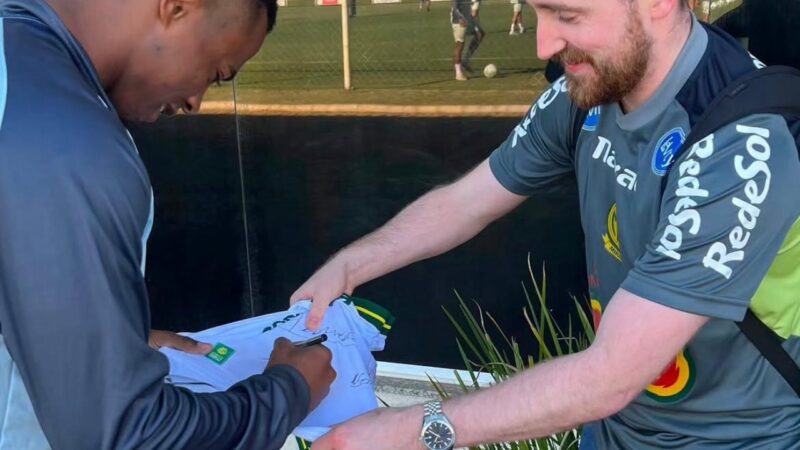 Torcedor gringo? Mirassol recebe visita de fisioterapeuta de time da Irlanda