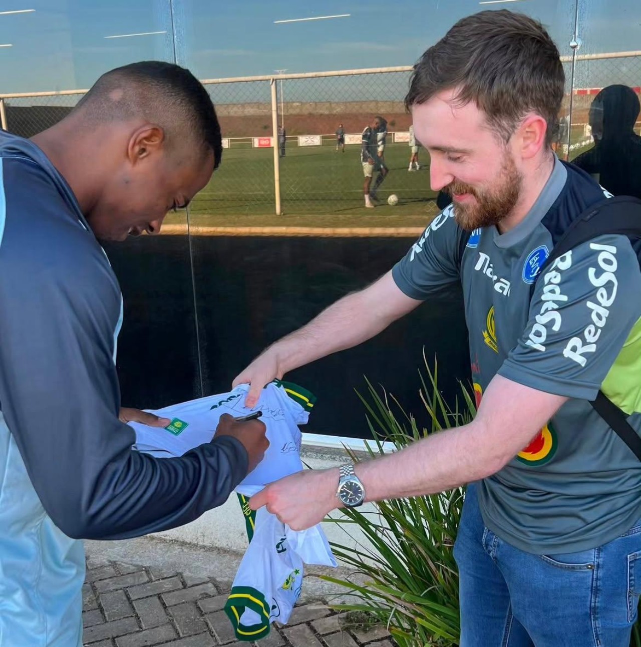 Torcedor gringo? Mirassol recebe visita de fisioterapeuta de time da Irlanda