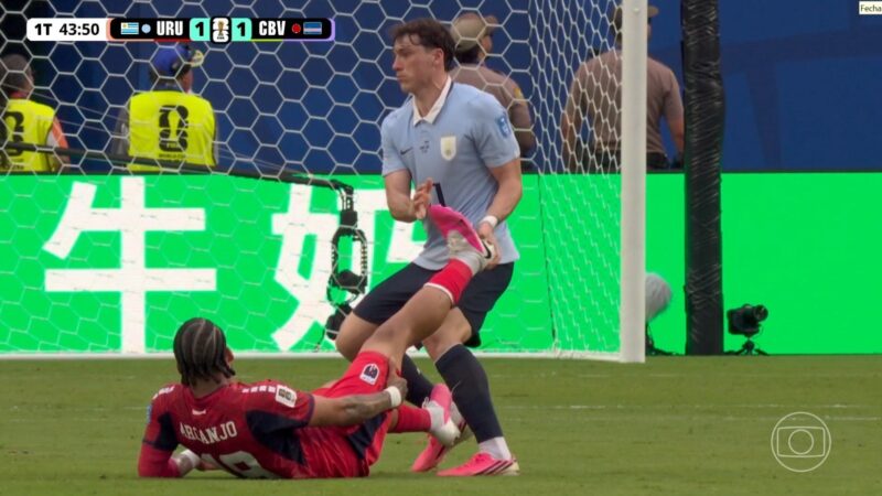 Uruguaio “larga” atendimento a jogador de Cabo Verde em lance do gol de empate; veja