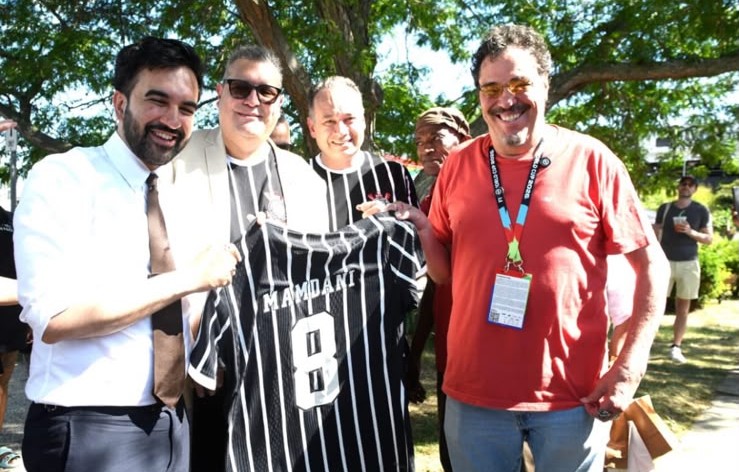 Prefeito de Nova York, Zohran Mamdani, recebe camisa do Corinthians após falas sobre a Democracia Corinthiana e Sócrates