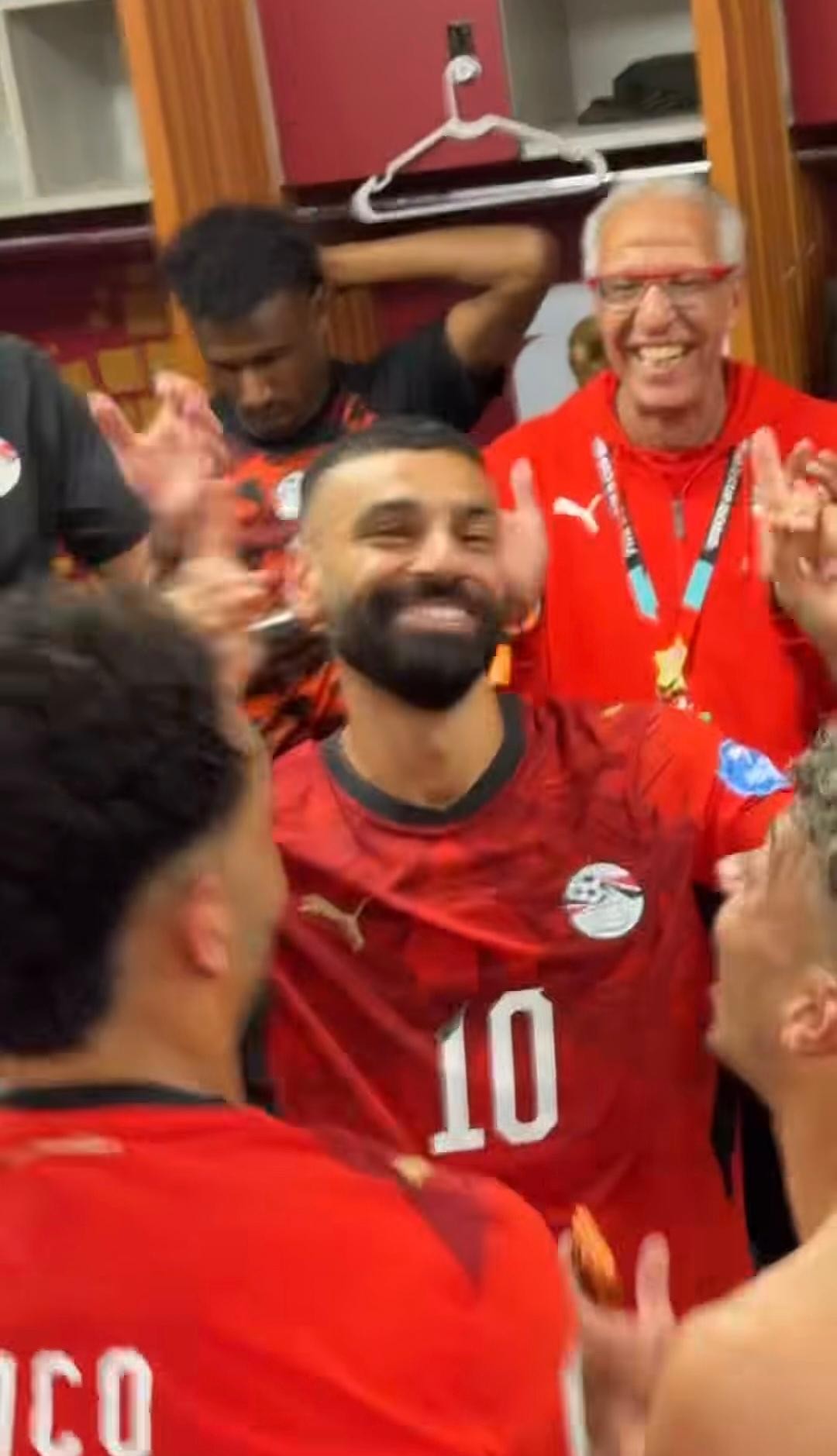 Com dancinha de Salah, seleção do Egito faz festa no vestiário após vitória inédita na Copa; veja vídeo