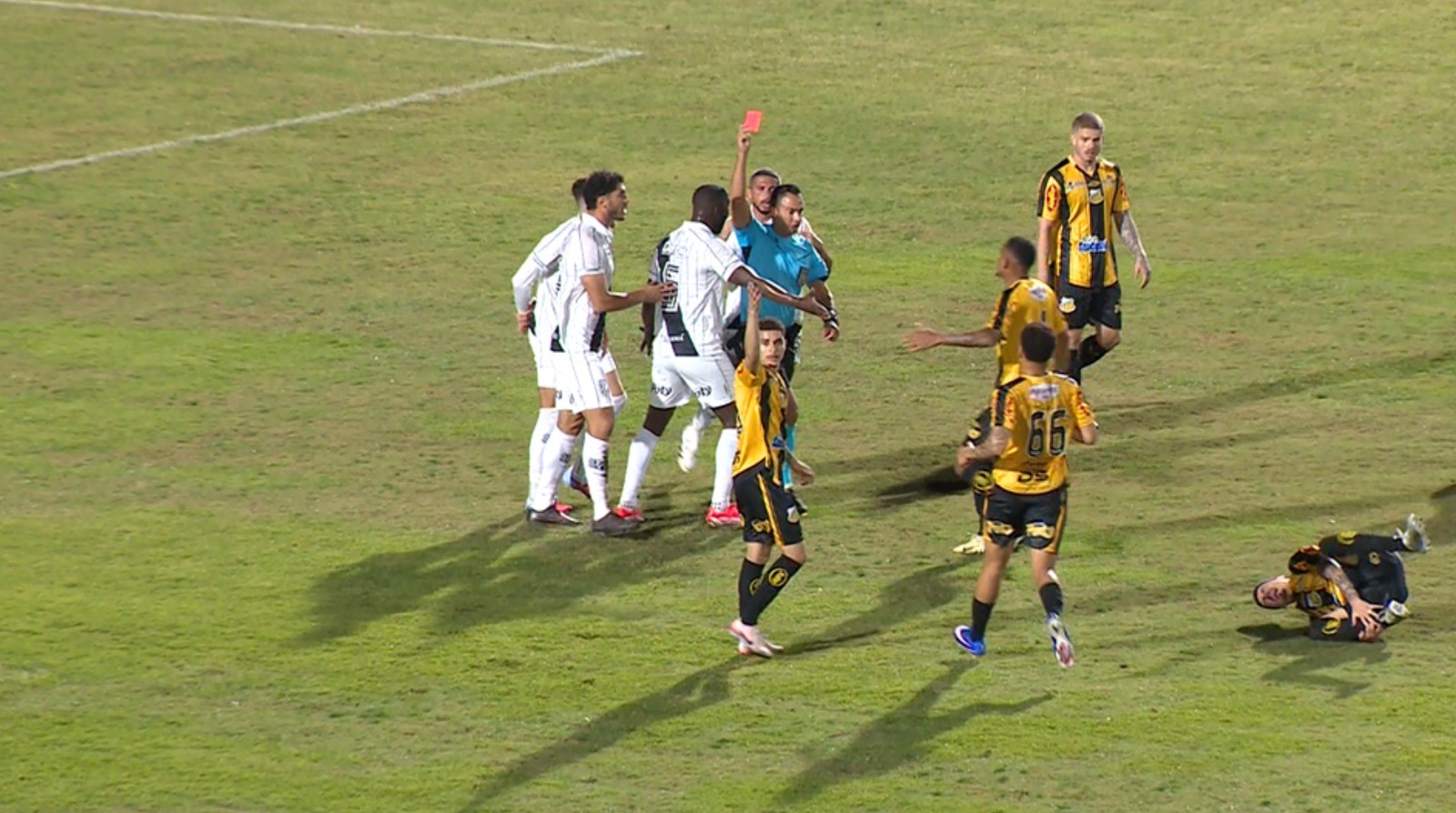 Emocional em xeque: Ponte sofre com expulsão pelo quarto jogo seguido, e comissão liga alerta