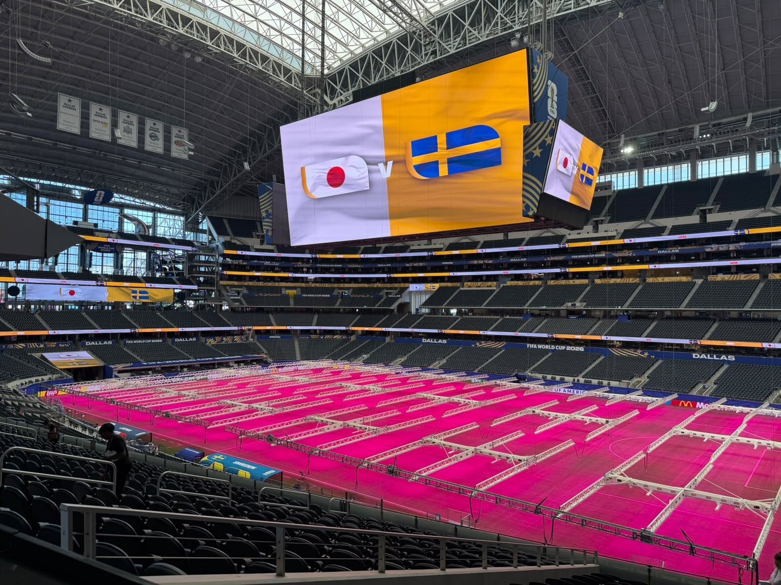 Campo rosa? Gramado de estádio de Dallas passa por tratamento antes de Japão x Suécia