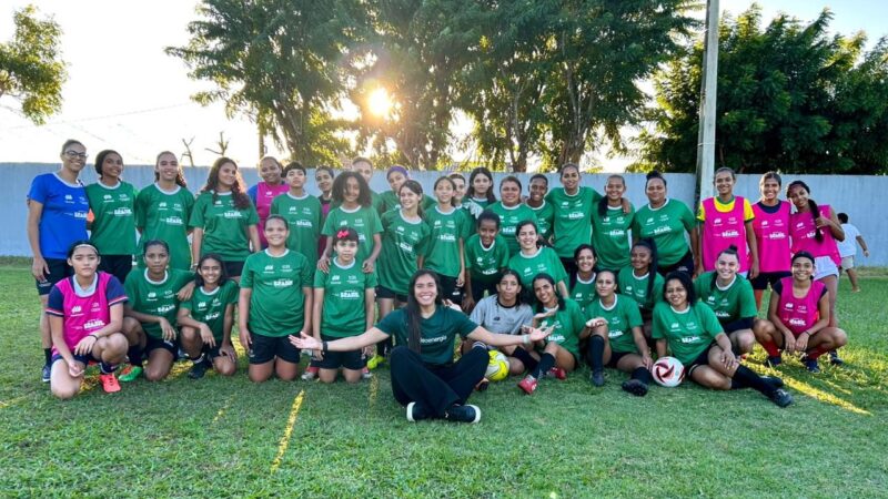 Antonia Silva, do Real Madrid, visita projeto social que incentiva futebol feminino em Natal