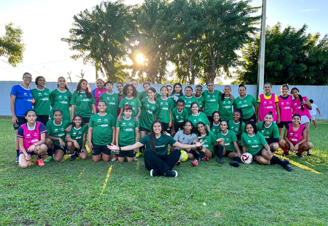 Antonia Silva, do Real Madrid, visita projeto social que incentiva futebol feminino em Natal