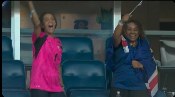 Mãe de Vozinha vai à loucura no Estádio e comemora classificação de Cabo Verde; assista!