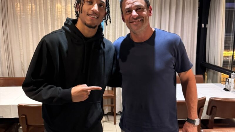 De férias no Rio, João Pedro realiza sonho de conhecer Fred, ex-Fluminense