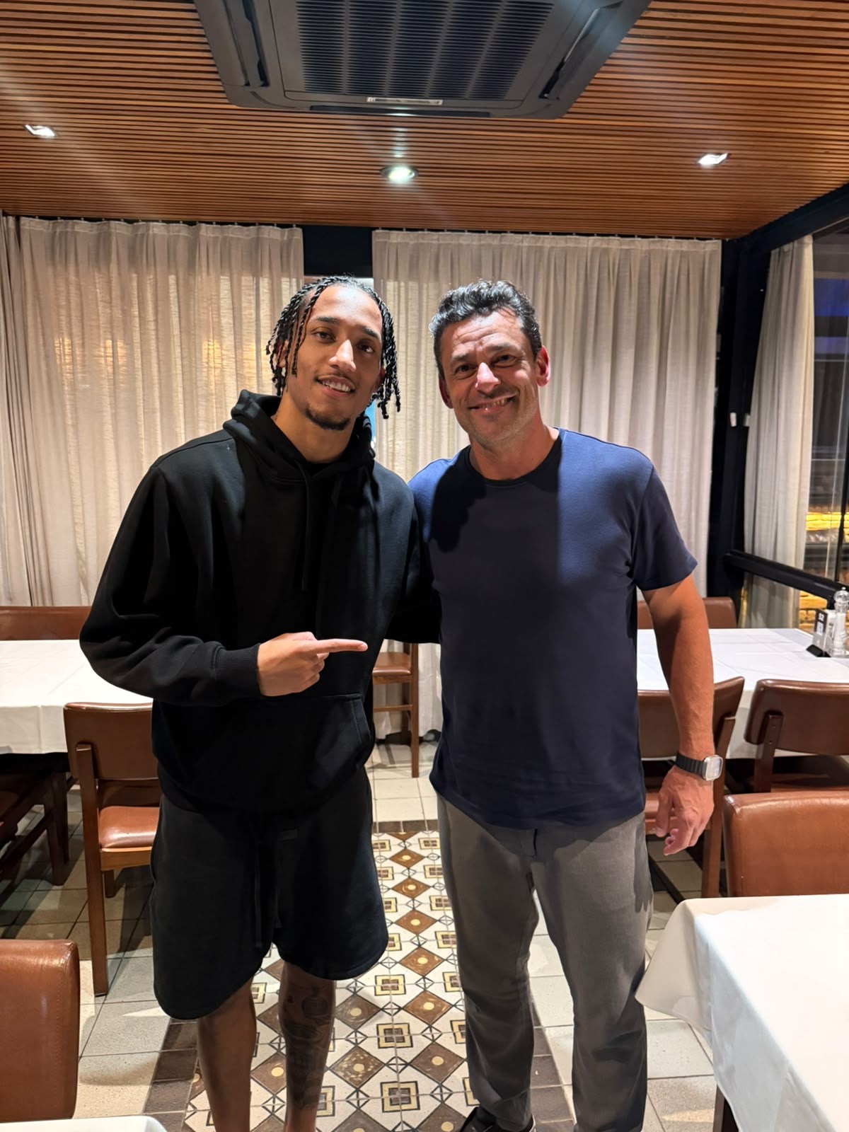 De férias no Rio, João Pedro realiza sonho de conhecer Fred, ex-Fluminense