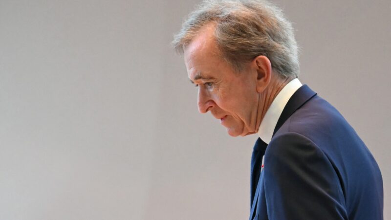 Bilionário Bernard Arnault, o homem mais rico da França, terá de pagar € 22,5 milhões em impostos atrasados