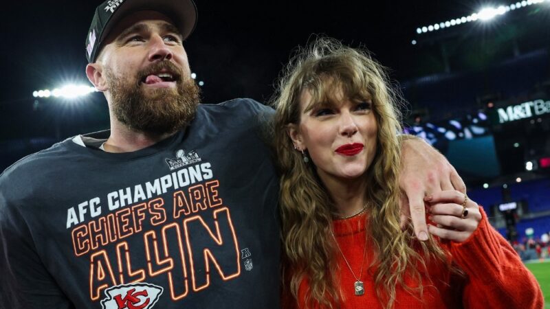 Jardim intimista, smoking branco, celular proibido: os detalhes do casamento de Taylor Swift e Travis Kelce, segundo convidados